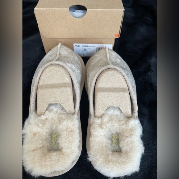 UGG KIDS NEW Keegan SLIPPERS Slides SHEEPSKIN Metallic Gold size 2. - Picture 4 of 6
